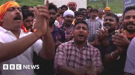 Angry Crowds Block Women From Sabarimala Hindu Temple BBC News