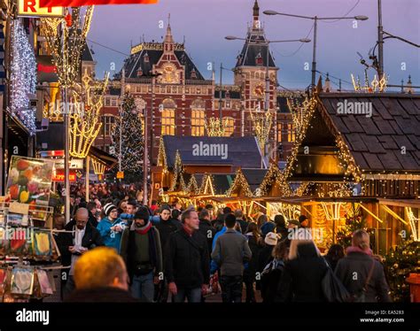 Amsterdam Weihnachtsmarkt Auf Dem Damrak Vom Hauptbahnhof Der Dam