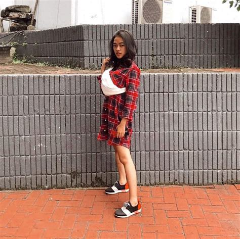 Sinetron ummi ini dibintangi oleh marini soerjosomarno, johan jehan, ridwan ghani, rosiana dewi dan isel fricella. 10 Potret Kece Ummi Quary Pemain Lenong Legenda, Bikin ...