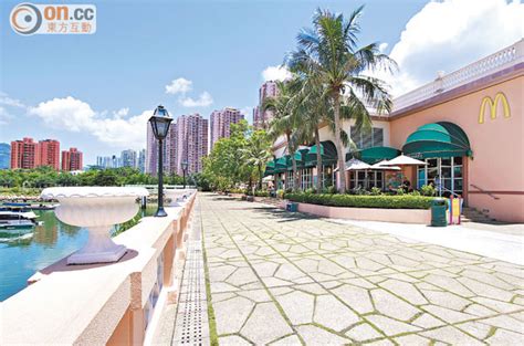 藍田公共運輸交匯處（lam tin public transport interchange），位於九龍觀塘區藍田鯉魚門道滙景花園地面，屬新九龍內地段第6046號範圍，內裡的巴士總站採用平行式月台設計，各個候車月台設有獨立螺旋形樓梯往返一樓行人天橋，方便乘客通往滙景. 黃金海岸商場 外在美 - 太陽報