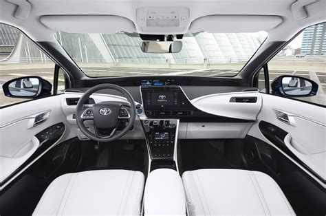 Das auto bekommt eine lange nase, große räder und einen hübschen rücken. Toyota Mirai : la version européenne sous tous les angles