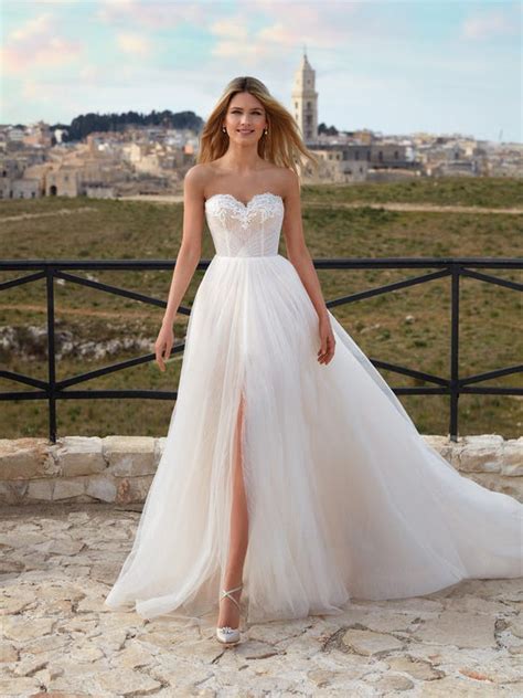 Guarda tutta la collezione nicole couture pronovias 2021 ha presentato una grande varietà di abiti da sposa: Abiti da sposa 2021 più belli: 150 modelli che ti faranno ...