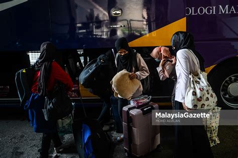 *kemeja putih, slack hitam, kasut formal hitam. UiTM hantar 16,000 pelajar bermula hari ini