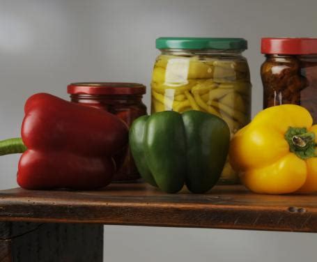 Peperoni sigaretta o acetelli, solitamente usati da conservare sott'aceto, si possono anche friggere interi, oppure al forno, come secondo, sugo per la pasta o un sfizioso antipasto, leggermente piccanti. Peperoni sott'aceto: la ricetta per preparare i peperoni ...