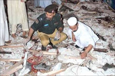 پشاور،پولیس اہلکار ہوٹل میں‌ہونیوالے خود کش حملے کی جگہ کا معائنہ کر رہے ہیں۔