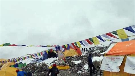 nepal earthquake terrifying video shows moment avalanche hits climbers at everest video