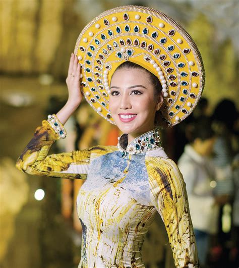 Hướng thiết kế thường sử dụng những hình khối chữ nhật kết hợp với các đường nét dứt khoát. NTK Nhật Dũng: Trân trọng di sản bằng những mẫu áo dài ...