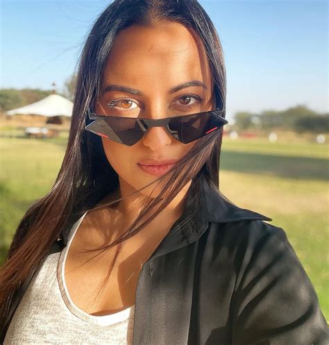 Sonakshi Sinha Shares Flawless Selfie With Fans Check Out The Actress