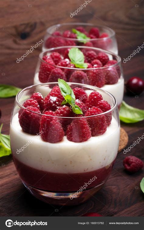 Granités, glaces et sorbets, ou même vacherins nous font de l'œil, alors pourquoi s'en priver ? Dessert d'été léger fait de gelée de framboises, sauce à ...