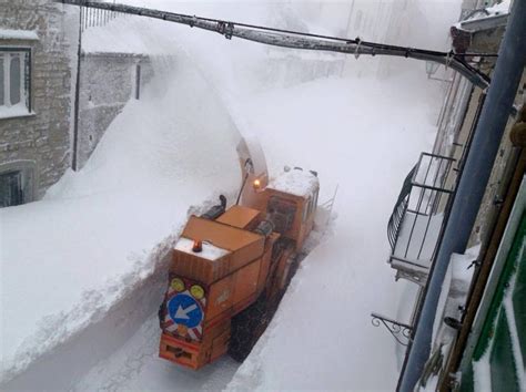 Southern Italy Breaks 24 Hour Snowfall Record With 100 Inch Storm