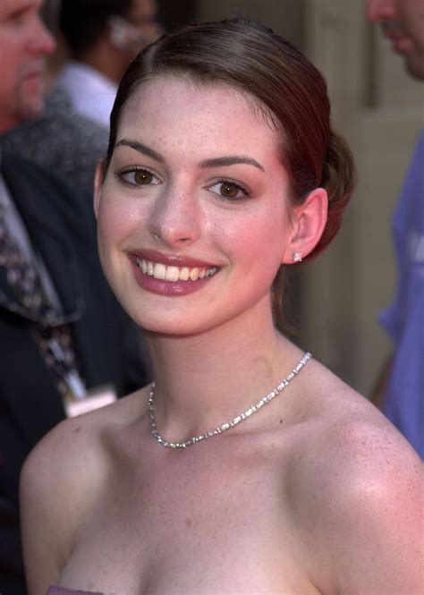 As She Turns 41 Enjoy 26 Of Anne Hathaways Best Beauty Moments