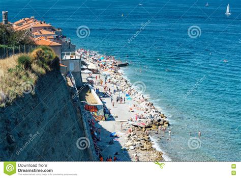 Den charmiga staden cap d'agde och europas största nakenstad cap d'agde i frankrike. Nicht Identifizierte Leute Auf Strand In Piran, Slowenien ...