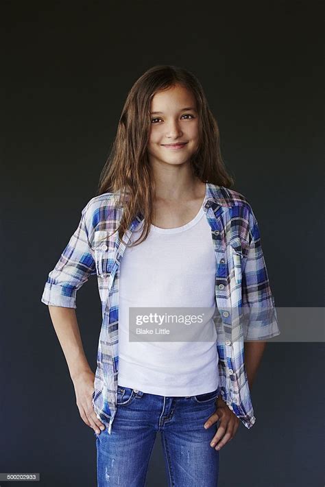 Teenage Brunette Girl Smiling With Hands On Hips Bildbanksbilder
