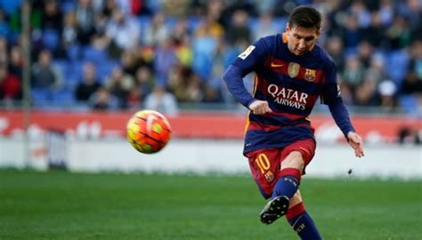 Dalam permainan sepak bola yang penggunaannya bersamaan dengan teknik menendang bola. Latihan Teknik Dasar Menendang, Menggiring, dan ...
