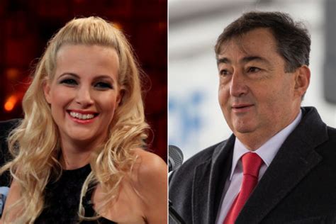 A volt bemondó akkor alapította a céget, amikor távozott mészáros lőrinc volt feleségének tévéjétől. Rettentően lefogyott, és divatosan öltözik Mészáros Lőrinc ...
