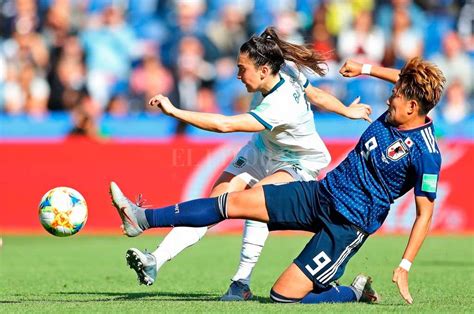 O futebol é capaz de carregar massas, unir povos, ultrapassar barreiras culturais e regionais e é, sem dúvida, um dos esportes mais. Argentina debutó en el Mundial de Fútbol Femenino con un ...