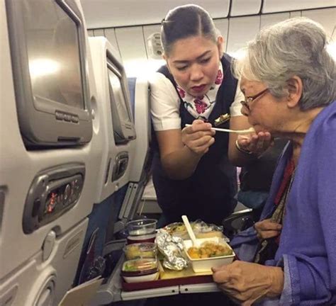 بالصّورة مضيفة طيران تطعم عجوز على متن الطائرة منتديات درر العراق