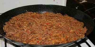 Esta es la receta de carne mechada que se hacía todos los sábados durante años en mi casa y por supuesto era acompañada con caraotas negras, arroz blanco, tajadas y quesito blanco de año etiquetas:almuerzo arepa bollos carne cena cocina fácil cocina rápida criollo mechar res venezuela. Carne Mechada - Venezuela Tuya