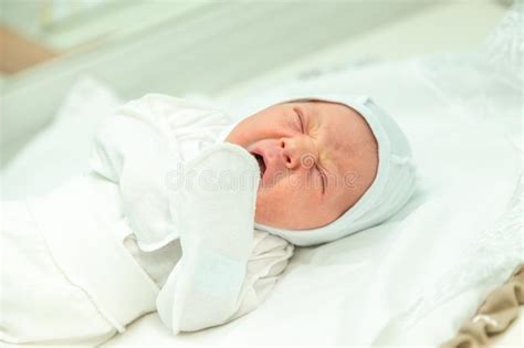 Emociones De Un Beb Reci N Nacido Foto De Archivo Imagen De Hermoso