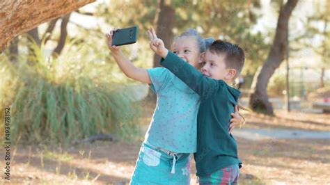 Niños Felices Tomándose Fotos Fotografías Selfies Retrato Con El