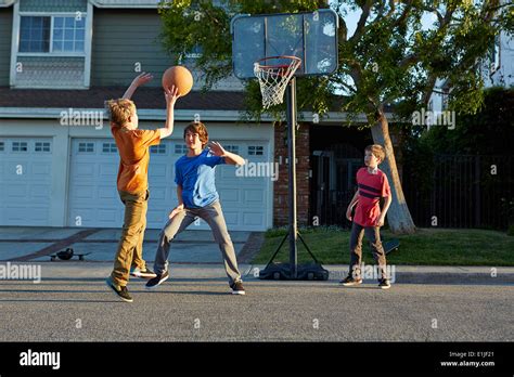 Descubrir 30 Imagen Imagenes De Niños Jugando Basquetbol Abzlocalmx