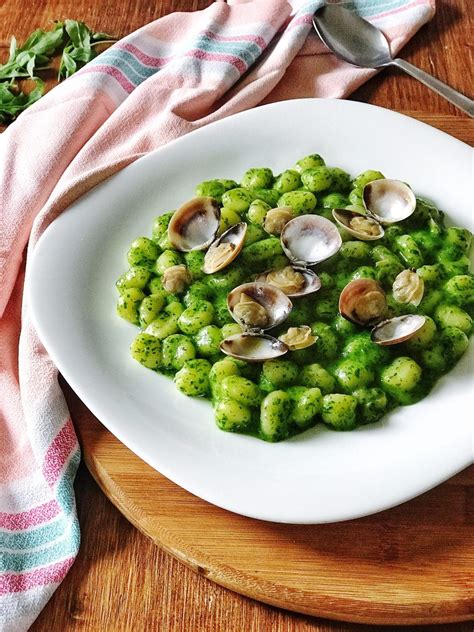 È sicuramente è un modo diverso dal solito di condire la pasta con il pesto ma, non me ne vogliano i genovesi tradizionalisti, il pesto è così buono che usarlo solo. GNOCCHETTI AL PESTO DI RUCOLA E VONGOLE ...