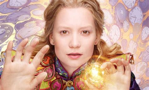 Alice attraverso lo specchio, si guarda allo specchio e indossa il suo rossetto preferito: Alice Attraverso lo Specchio: Alice, il Cappellaio Matto ...