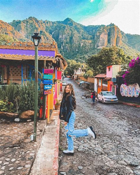 We missed the right path to the aztec ruins (el tepozteco), and had to content ourselves with looking down on it from over. Outfit para viaje en carretera o avión. Tepoztlán, Morelos ...
