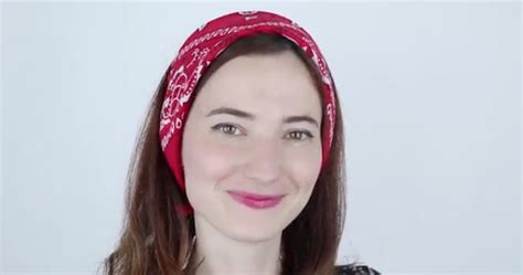 Enrouler votre bandana autour de votre chignon. 1001 + idées | Comment mettre un bandana - stylée des pieds à la tête
