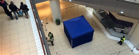 La mujer de 28 años habría dejado una carta, lo que hace suponer un suicidio y el mall continúa funcionando, ya que los hechos. Redes sociales repudian a influencer que publica foto de suicidio en el Costanera Center