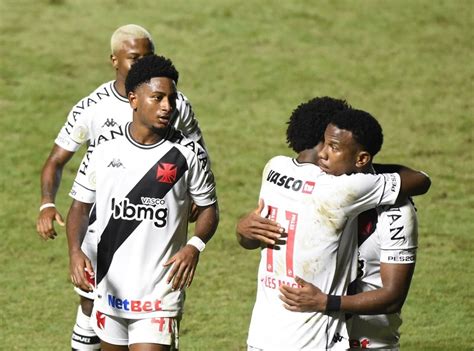 'coloca o juiz para dar entrevista para explicar o que ele fez no jogo'. Audiência de Vasco x Corinthians pela Rede Globo - SuperVasco