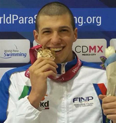 Simone barlaam (milano, 12 luglio 2000) è un nuotatore italiano sette volte campione del mondo, otto volte campione europeo, primatista mondiale nei 50 e 100 stile libero, nei 50 e 100 dorso e nei 50 delfino categoria s9. Simone Barlaam: «Sono tornato in acqua. E ho vinto l'oro»