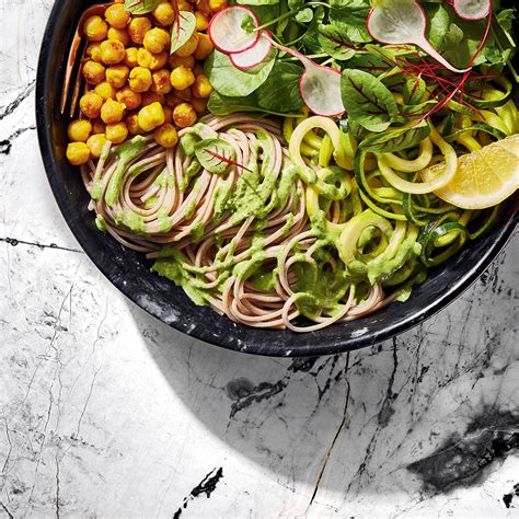Salade tiède de nouilles soba et vinaigrette crémeuse au cresson