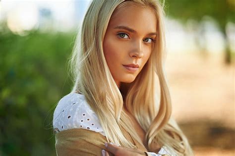 여자들 모델 초상화 금발의 갈색 눈 뷰어를보고 흰 셔츠 피사계 심도 보케 Sergey Yakubitskiy