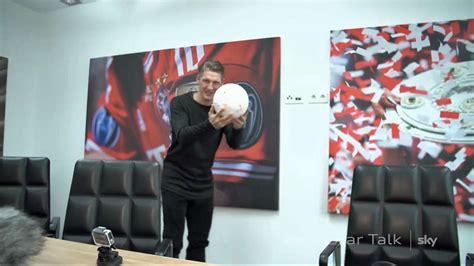 Waren sie neulich richtig froh, nicht wie ihr jugendfreund bastian schweinsteiger fußballprofi geworden zu sein? Bastian Schweinsteiger: Jonglier-Wette mit Felix ...