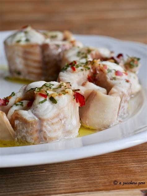 In una ciotola combinate le briciole di pane, la paprica, la buccia di limone e il sale. Pesce palombo all'aglio olio e peperoncino al forno ...