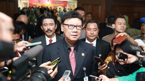 Saat ini, pemerintah sedang memulihkan proyek pengadaan ktp elektronik pasca terkena indikasi korupsi hingga trilyunan rupiah. Kementerian Dalam Negeri RI stop gunakan kemasan plastik