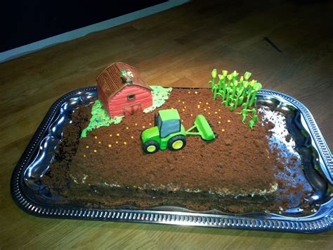 Hallo ihr lieben, heute habe ich eine kinder bueno torte für euch, sie besteht aus einem saftigen haselnussboden und einer wahnsinnig leckeren kinder. Treckerkuchen auf einem "Maulwurfkuchen" | Kuchen ...