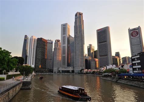 It lies about one degree of latitude (137 kilometres or 85 miles). 新加坡河的船事, Singapore News - AsiaOne