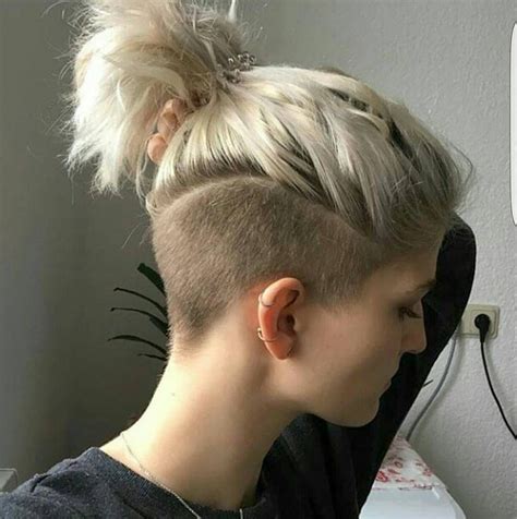 The hair on top is textured with subtle curls which gives the style a relaxed and casual vibe. Pin on Short hairstyles