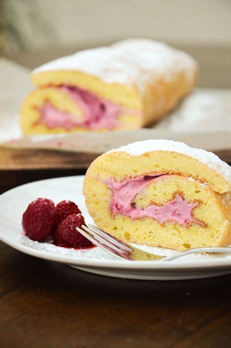 Süsse roulade aus schokolade mit rahm gefüllt, die vor allem gästen schmecken wird und luftig tipps zum rezept. Himbeer-Roulade - Baking Barbarine | Rouladen kuchen ...