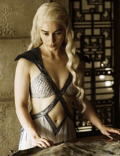 Gata Da Vez Emilia Clarke Nua Daenerys Targaryen De Game Of Thrones
