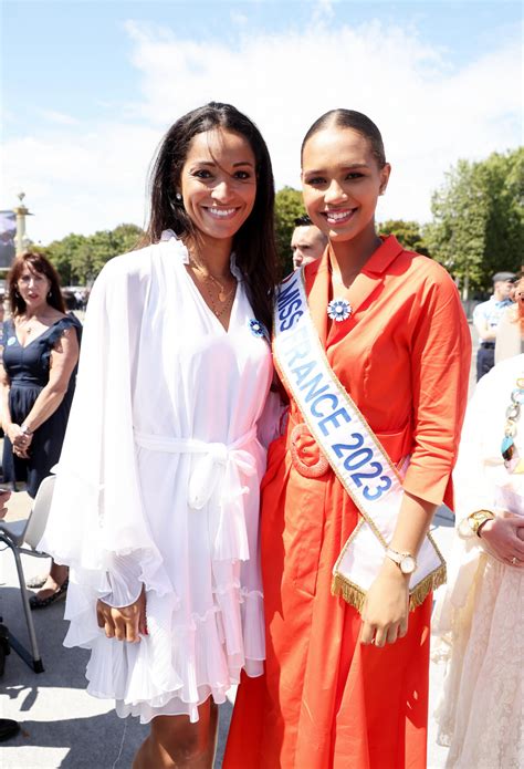 Photo Cindy Fabre Et Indira Ampiot Miss France Lors D Un Bain