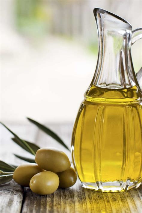 How to use olive oil as a hair treatment: 4 olive oil benefits for your face