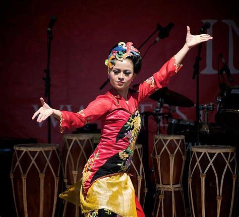 Tari ini merupakan hasil kolaborasi dari berbagai macam gerakan, seperti gerakan tari ronggeng, tari ketuk tilu, dan beberapa gerakan pencak silat. Sejarah Tari Jaipong dari Jawa Barat - Trend Mag