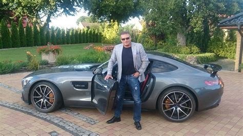 Prowadzący na antenie tvn turbo program „odjazdowe bryki braci collins grzegorz i rafał collins zaproponowali, że odnowią auto, biorąc przy tym całość kosztów na siebie. Detektyw Rutkowski kupił nowy samochód