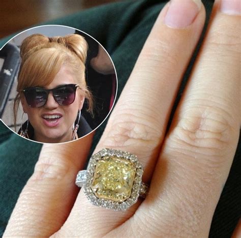 kelly clarkson s humongous engagement ring giant engagement ring rings star fashion