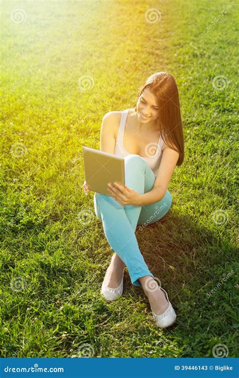 有片剂的美丽的少妇坐草 库存图片 图片 包括有 微笑 了解 偶然 纵向 学员 喜悦 幸福 本质 39446143