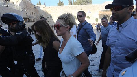 תבדוק אם הקצין שלהם יוכל להיפגש איתי היום בערב בצריף הנשים, אני לא יודע מה קורה. בוטלה הפגישה בין בריטני ספירס לראש הממשלה