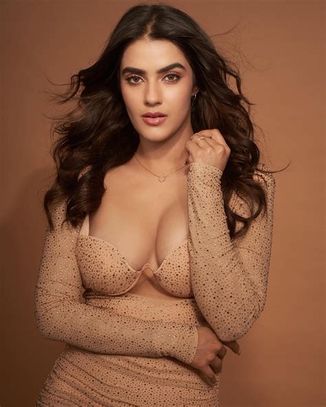 Kavya Thapar Showing Ample Cleavage In These Photos Made Fans Crazy